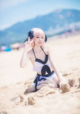 我脱了老师内衣摸她胸的视频软件